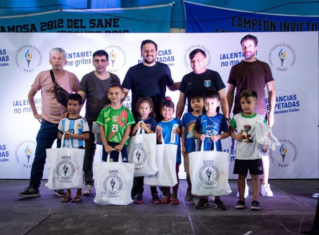 Avellaneda: Santalla y la FADI entregaron 2000 kits escolares a clubes de&nbsp;barrio
