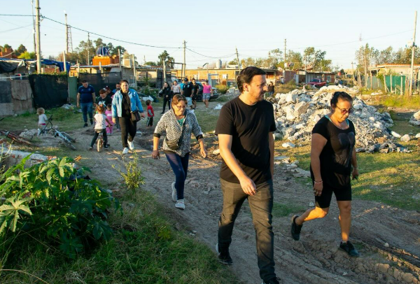 Santalla, el referente de Cristina, recorrió los barrios de Villa Inflamable para trabajar junto a las familias 