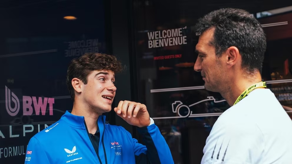 Colapinto y Scaloni se saludan en el paddock de Alpine en&nbsp;Spa