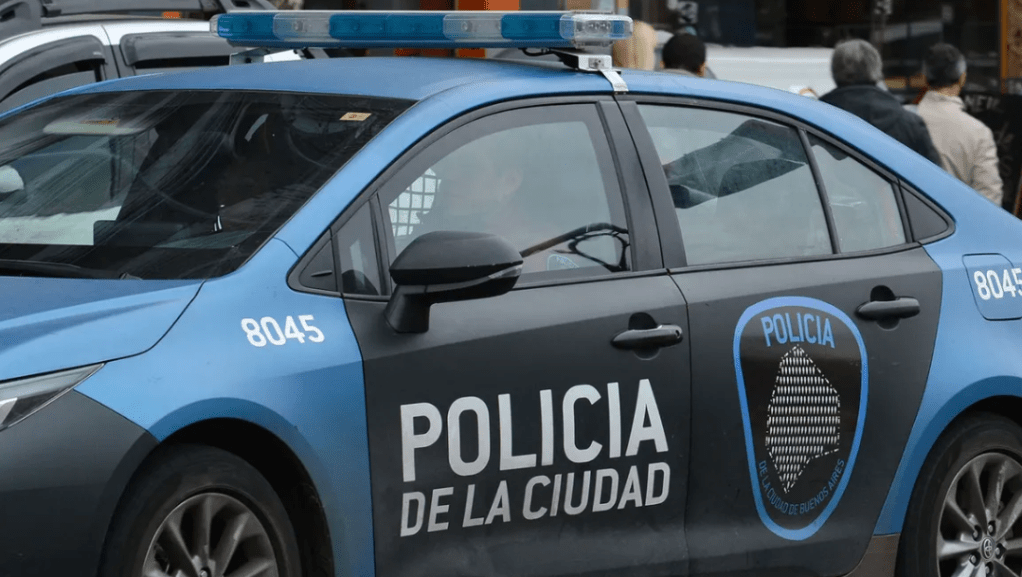 Detienen a un hombre por intentar robar 32 cajas de lápices en un&nbsp;supermercado