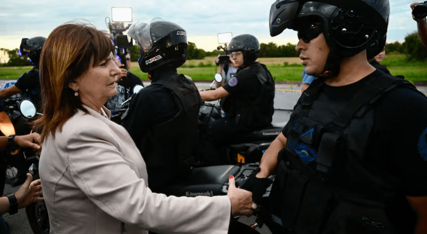 Bullrich refuerza a las fuerzas federales con drones, chalecos y&nbsp;móviles