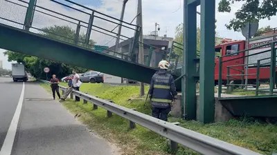 Un camión derribó un puente peatonal en la General Paz: caos vehicular y operativo de&nbsp;emergencia